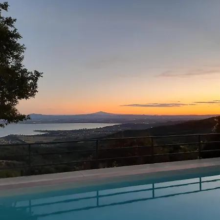 Moderne Mit Atemberaubendem Seeblick