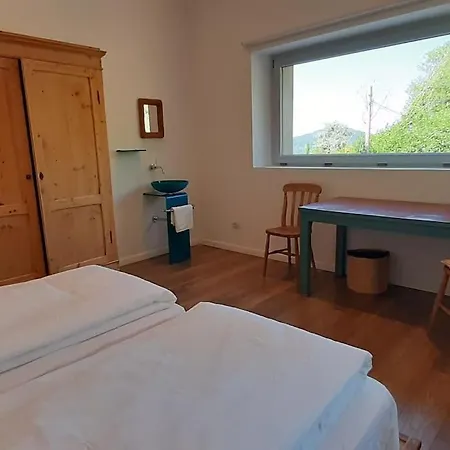 Moderne Mit Atemberaubendem Seeblick