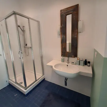 Moderne Mit Atemberaubendem Seeblick *