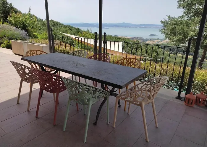 Moderne Mit Atemberaubendem Seeblick *