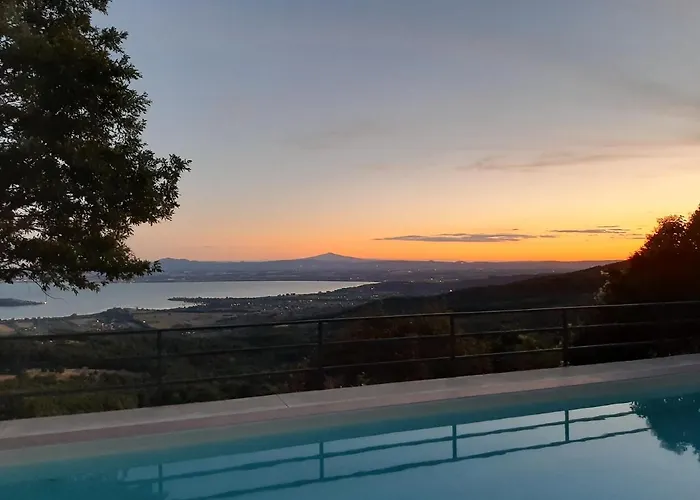 Moderne Mit Atemberaubendem Seeblick