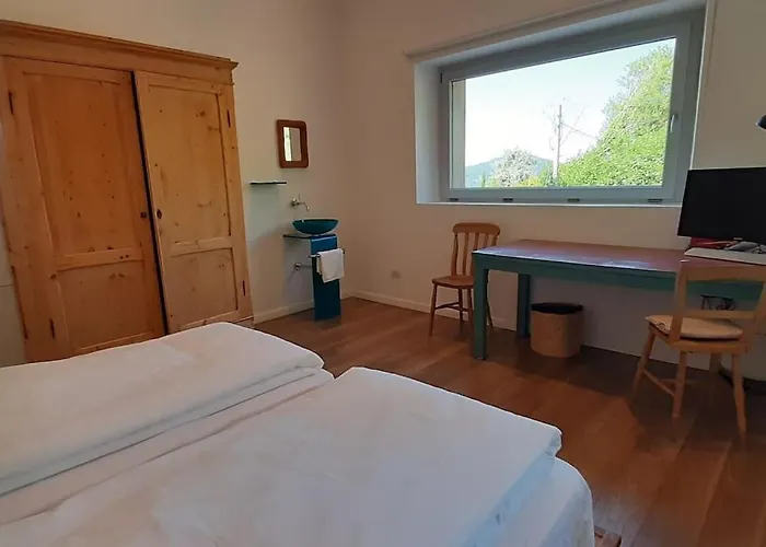 Moderne Mit Atemberaubendem Seeblick