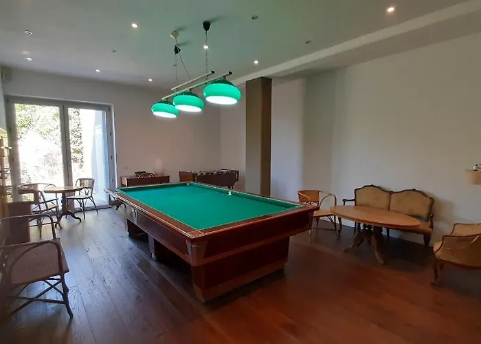 Moderne Mit Atemberaubendem Seeblick