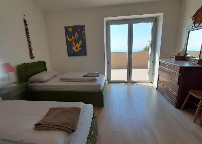 Moderne Mit Atemberaubendem Seeblick *